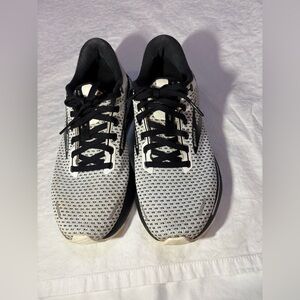 Brooks Adrenaline GTS 22 Women's Gray & Black Size 8